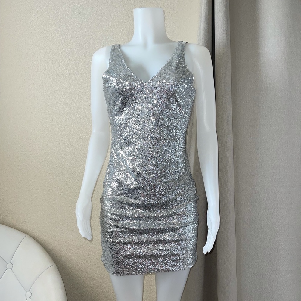 NWT Adorable Sparkly Silver Sequin Mini Dress, perfect for the holidays! Size S